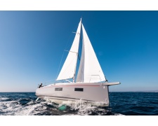 Sleeker, lighter, with more sail area, and more space in the bow than its predecessor for the owner’s cabin, the Oceanis 34.1 promises unforgettаble days out on the water. The deck layout has been redesigned to ensure maximum comfort and safety when movin