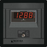 „Blue Sea Systems“ skydelis 360 DC 7-60V skaitmeninis VMTR 3POS