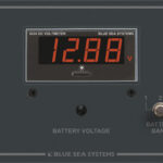 „Blue Sea Systems“ skaitmeninis skydinis matuoklis 7–60 VDC, 3 bankų